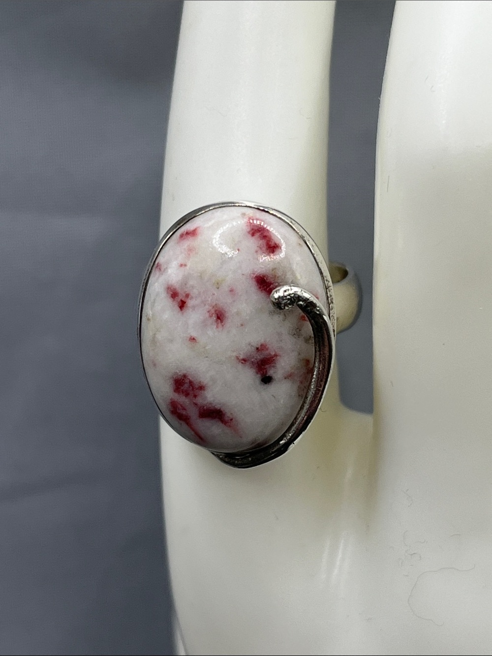 Sterling silver oval Cinnabrite or Cinnibar split shank ring size 8